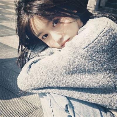 泳池里的女人